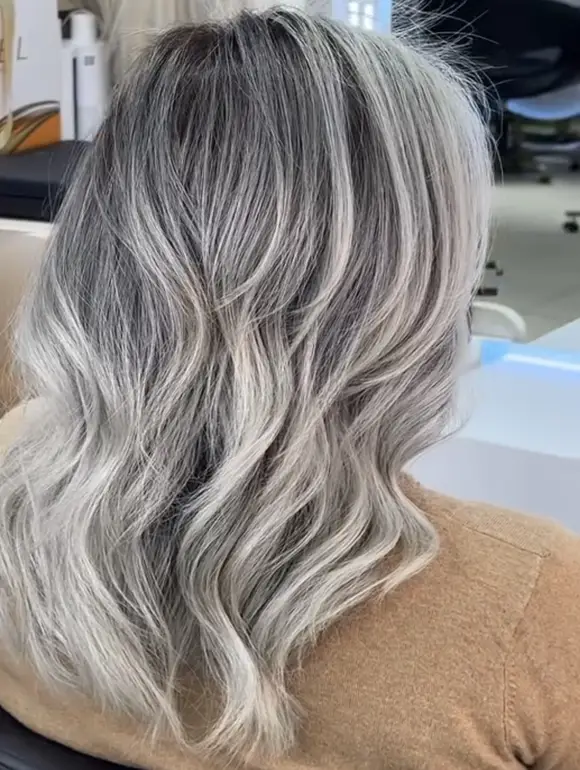 Cabello superblonde con tonos frios ceniza y fondo perlado